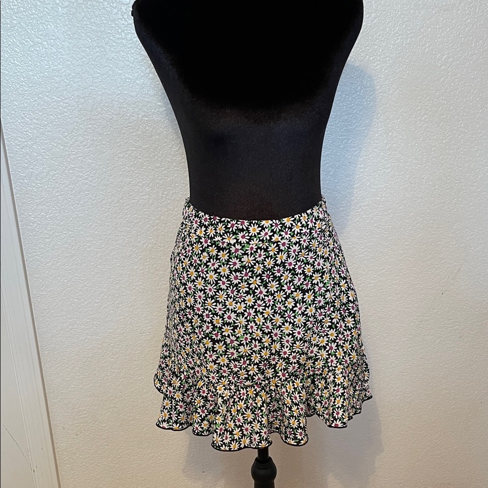 Zara Black Daisy-Print Mini Skirt with Ruffle Hem - Picture 4 of 5